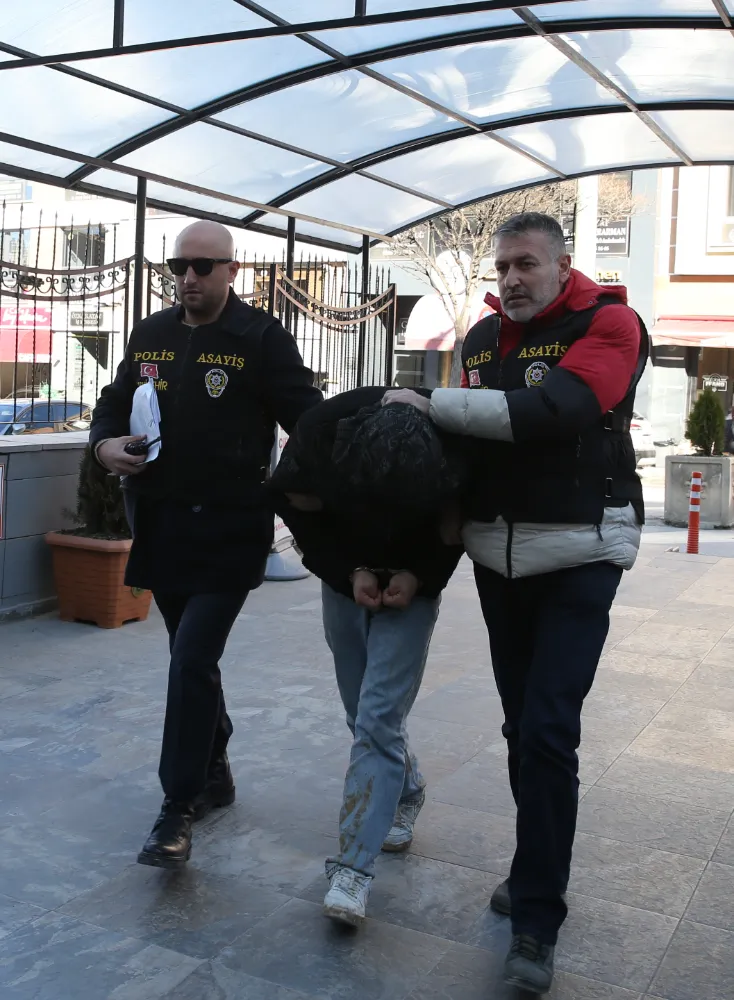 Kendisini kamu görevlisi olarak tanıttığı 2 kişiyi dolandıran zanlı tutuklandı