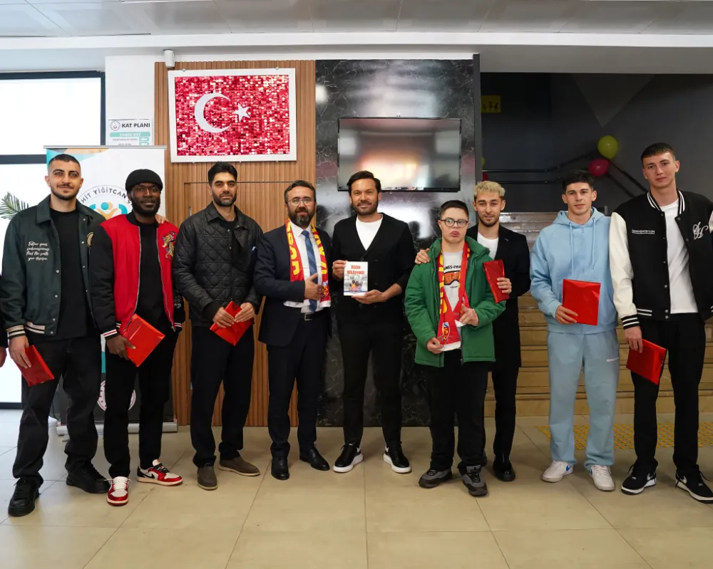 Kayserispor teknik heyeti ile oyuncular, özel eğitim okulunu ziyaret etti