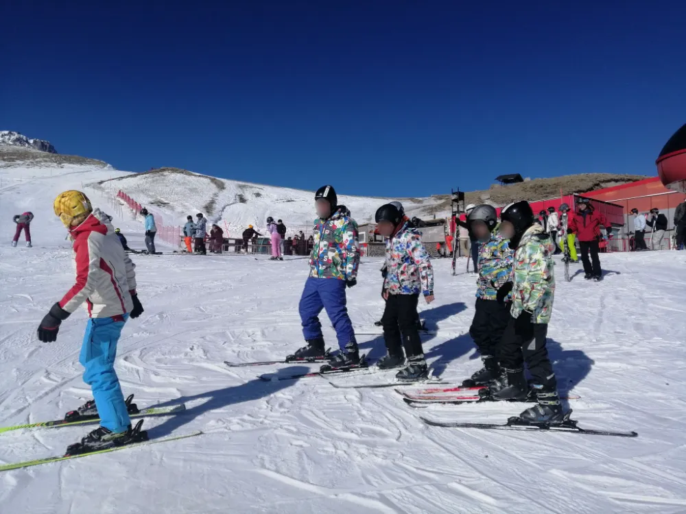Denetimli serbestliğe tabi çocuklara kayak eğitimi verildi