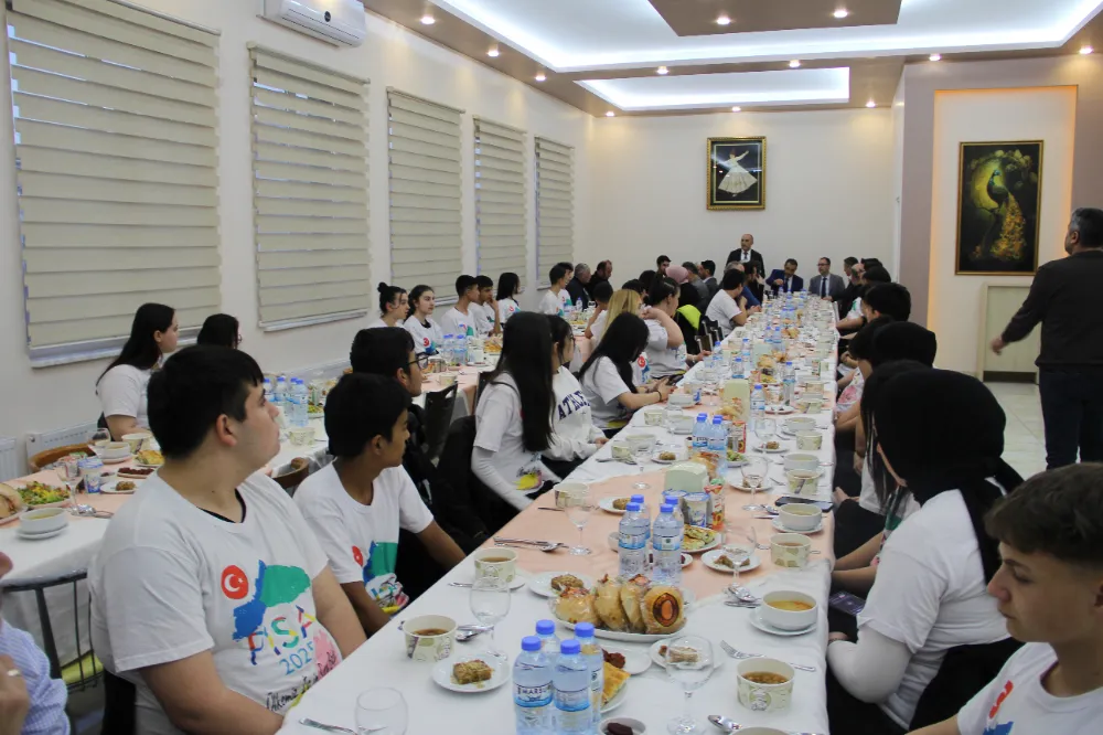 PISA öğrencilerine iftar verildi