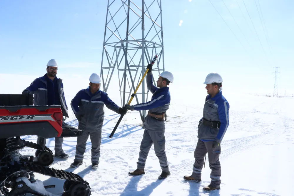 Elektrik arıza ekipleri kara kışta zorlu mesaide