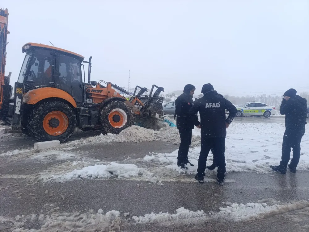 Kar ve tipi nedeniyle kapanan yollar ulaşıma açıldı