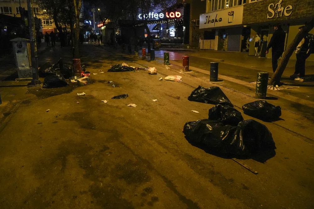 Başkentte izinsiz gösteriye müdahale eden 2 polis yaralandı