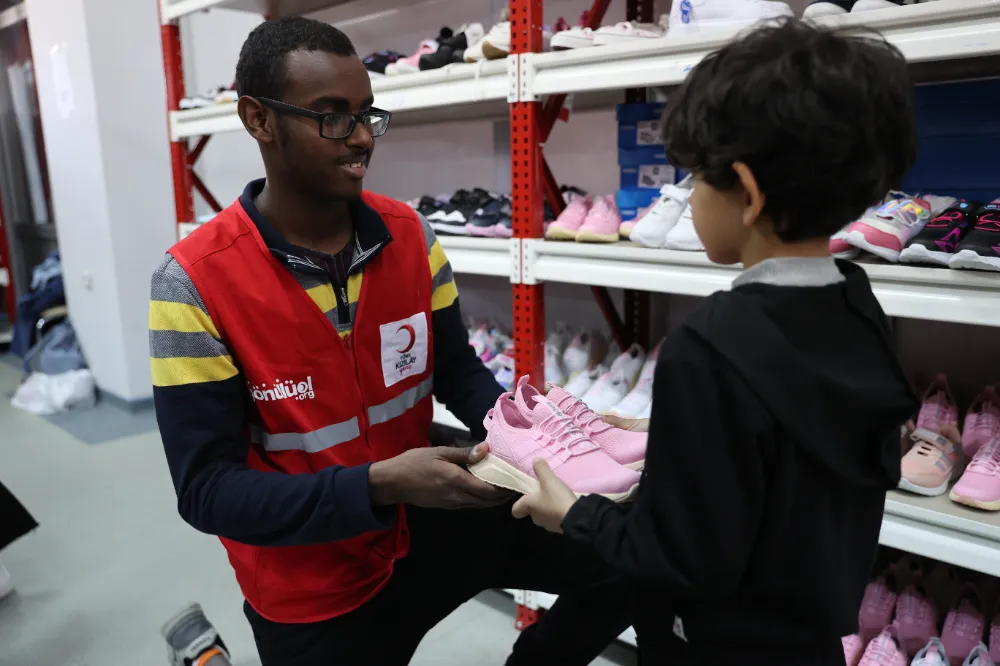 Türk Kızılay gönüllüsü yabancı öğrenciler bayram mesaisinde