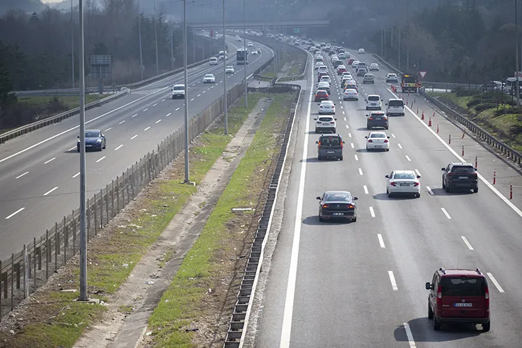  Yollarda bayram tatili hareketliliği yaşanıyor