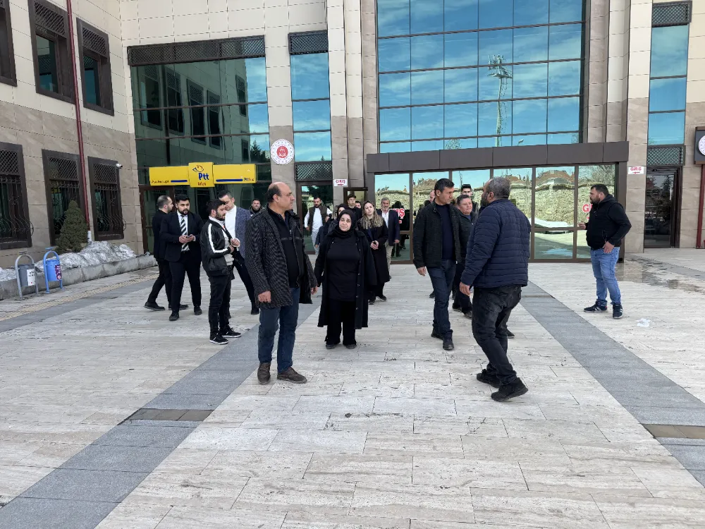 Otomobiliyle yol kenarındaki yayalara çarpan sürücü hakim karşısında