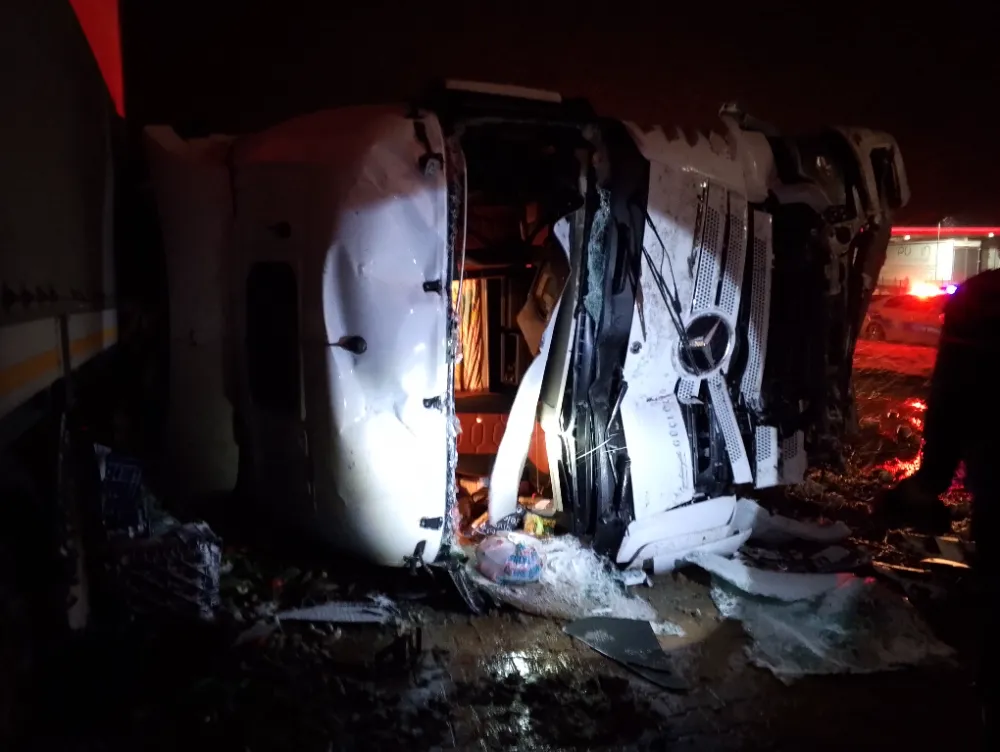 Sebze yüklü tırın devrilmesi güvenlik kamerasınca kaydedildi
