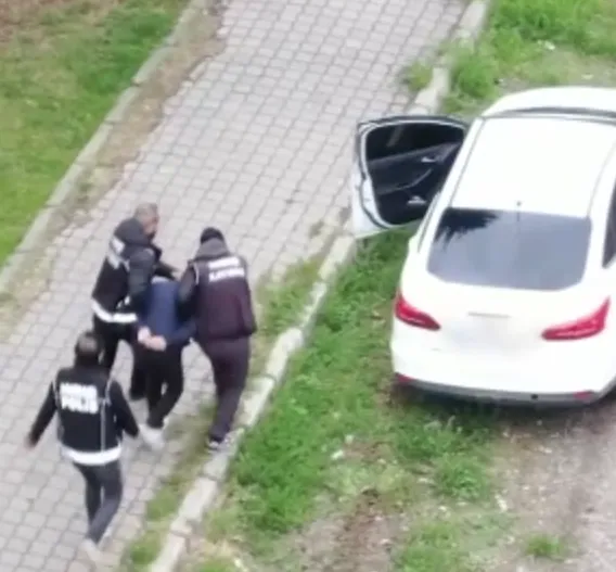 Aracın kapılarına gizlenmiş 9 kilo uyuşturucu bulundu!