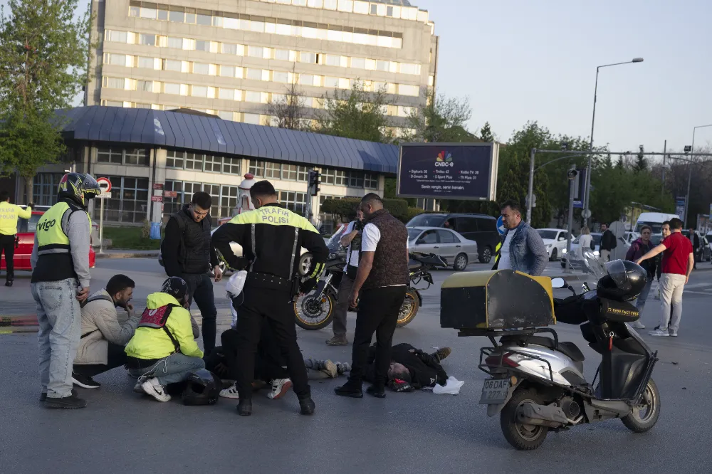 Otomobille motosiklet çarpıştı: 2 yaralı