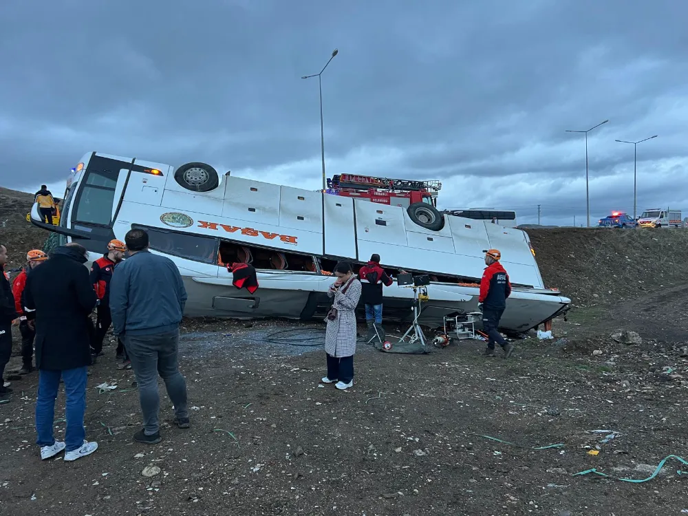Yolcu otobüsü devrildi! 2 kişi öldü, 23 kişi yaralandı