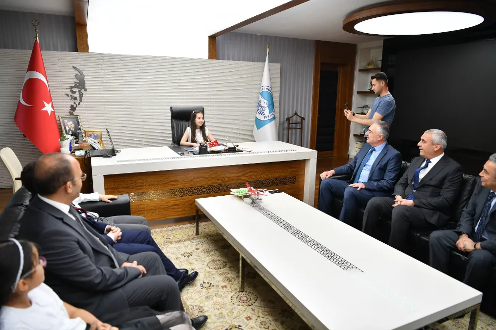 Minik Okyanus, Büyükşehir Belediye Başkanlık koltuğuna oturdu