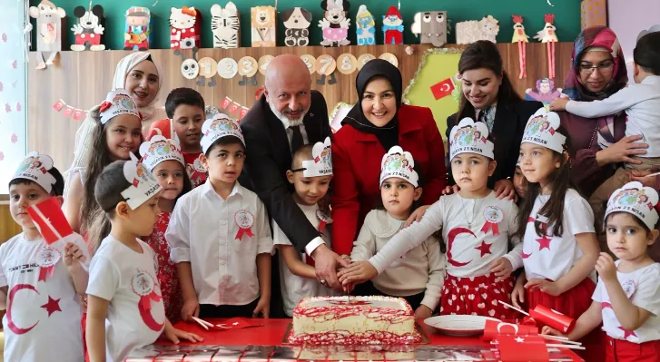 Başkan Çolakbayrakdar ve eşi çocukların 23 Nisan coşkusuna ortak oldu