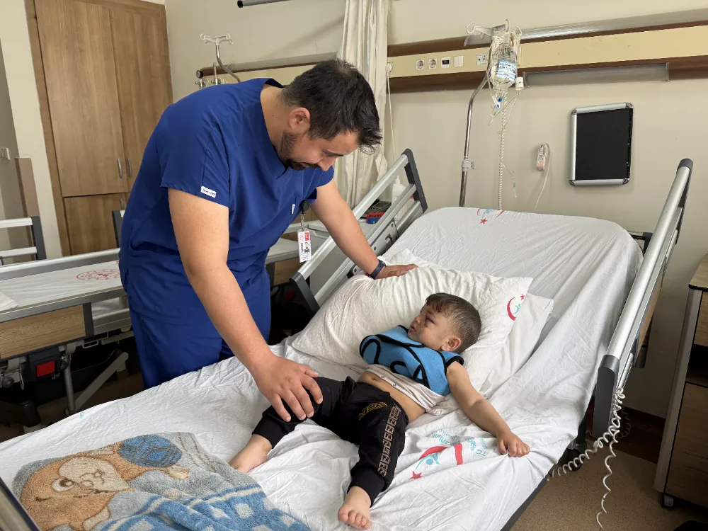 Çöp konteynerine düşen çocuğun tedavisi sürüyor