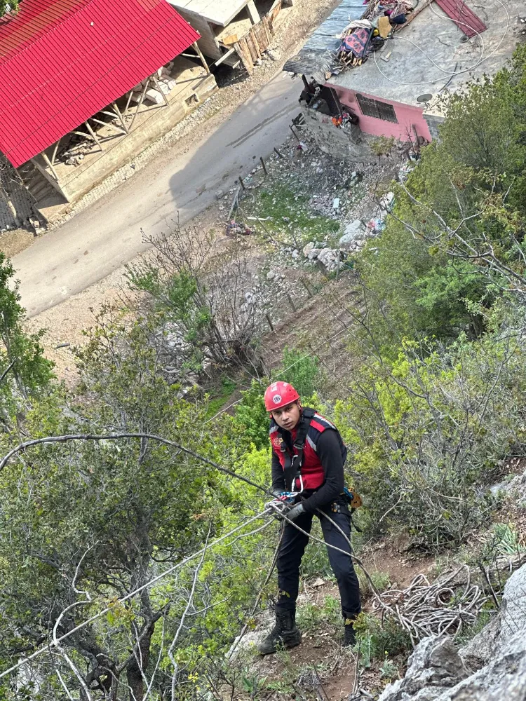 Kayalıklarda mahsur kalan keçiler kurtarıldı