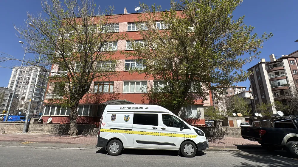 Binanın merdiveninden düşüp ağır yaralandı