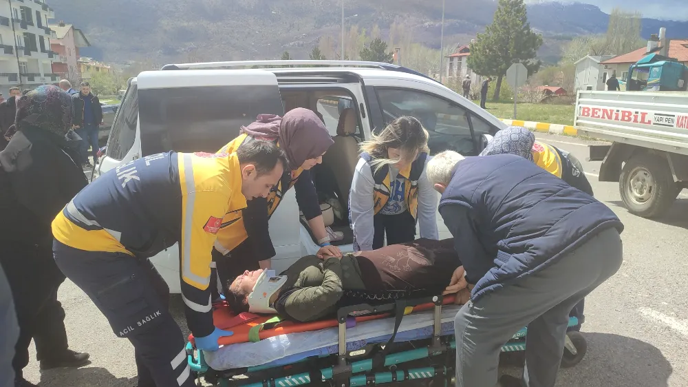 Hafif ticari araç ile tırın çarpışması sonucu 4 kişi yaralandı