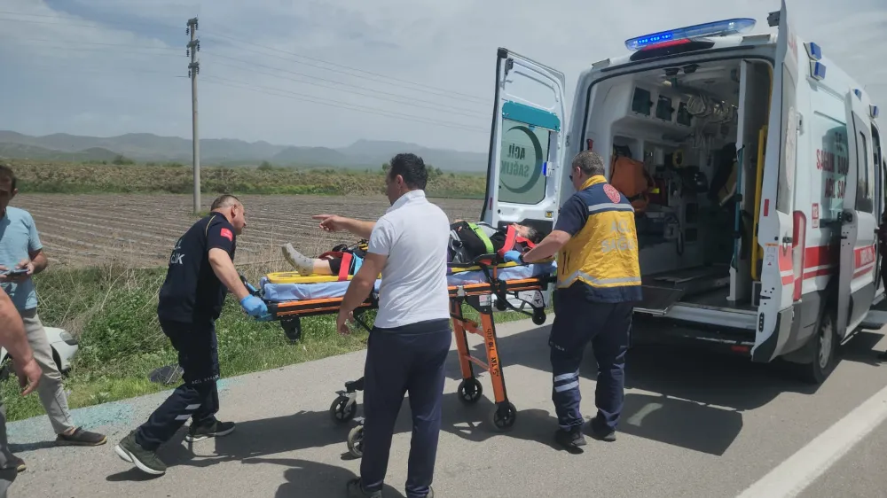 Şarampole devrilen otomobildeki 2 kişi yaralandı