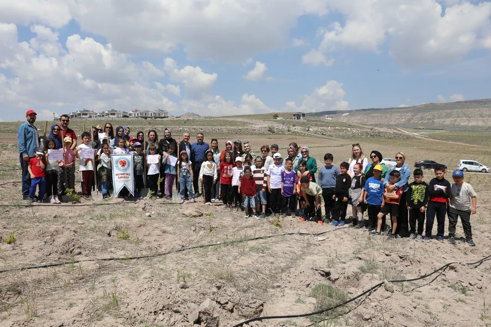 Minik eller gilaburu bitkisinin dikimine katıldı