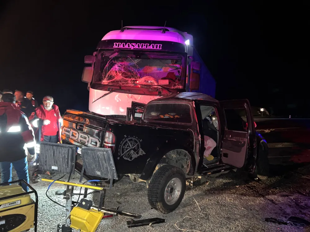 Tır ile çarpışan pikabın sürücüsü öldü