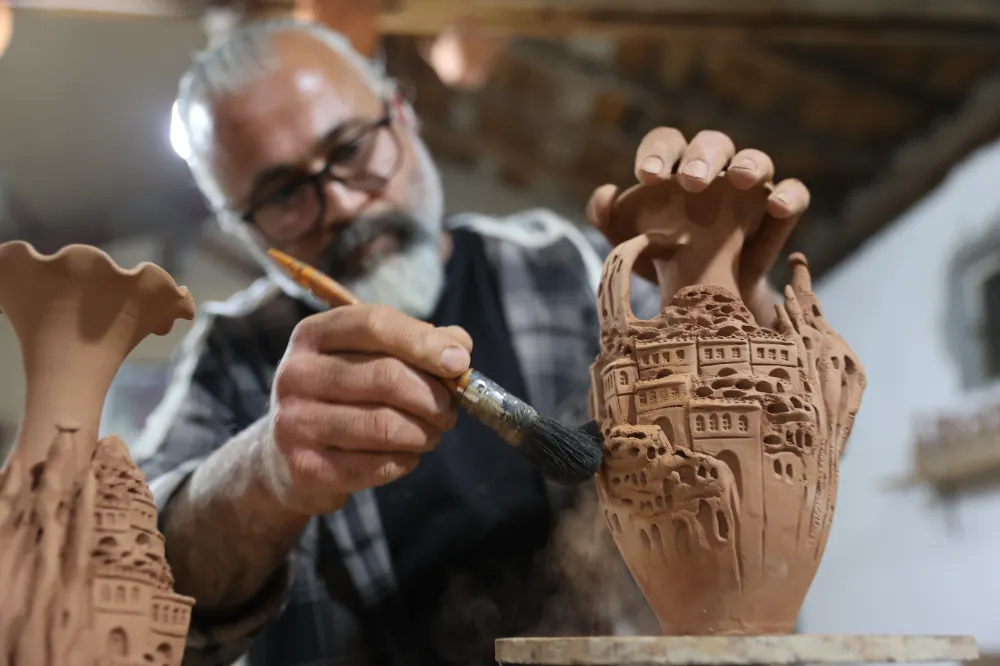 Çanak ustası, geleneği rölyef eserlerle yaşatıyor