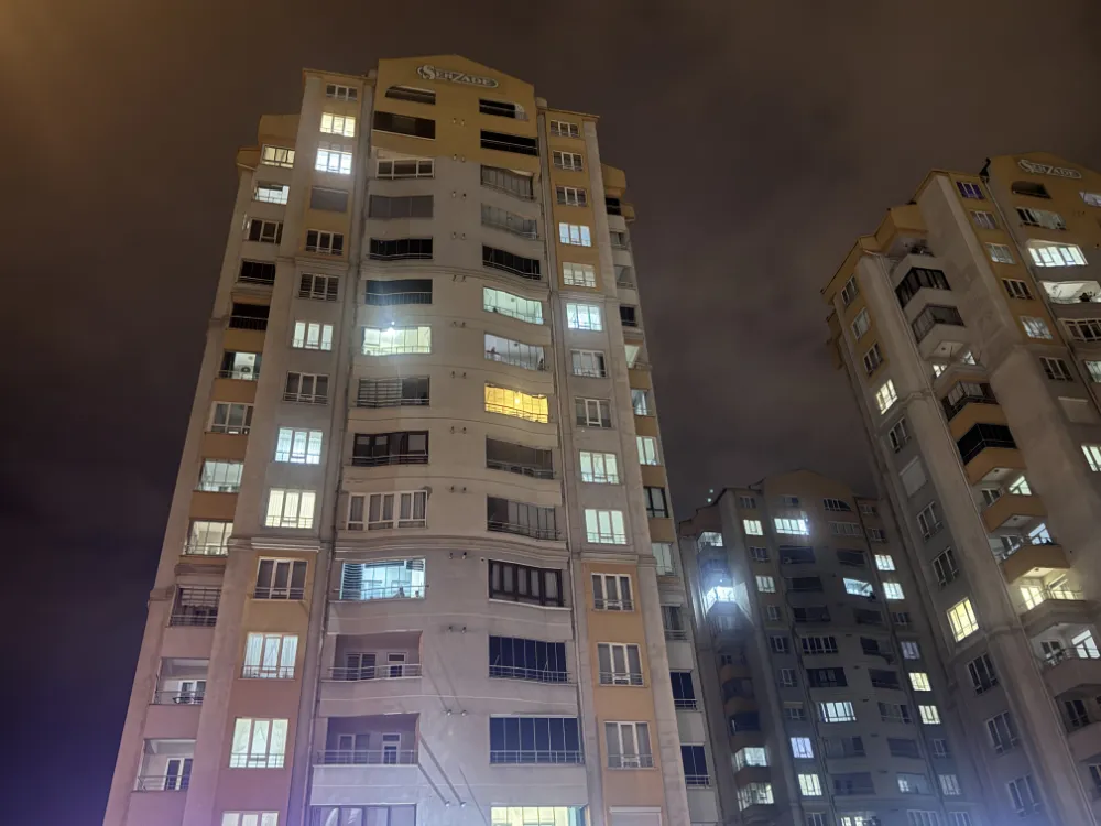 14 katlı apartmanın çatısına yıldırım düştü!