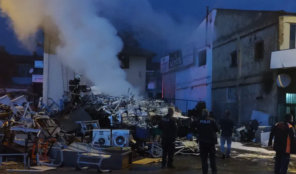 Hurdalığa düşen yıldırım yangına neden oldu