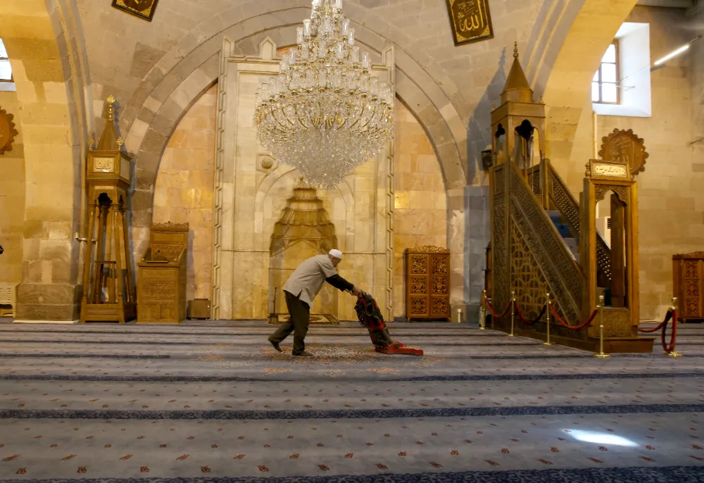 Cami temizliğinde 7 yıllık gönül mesaisi