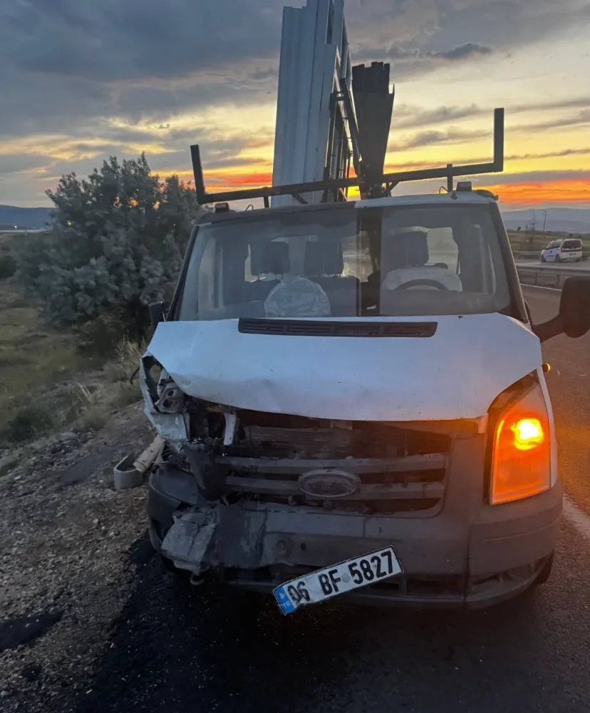 Otomobil ile kamyonet çarpıştı: 1 ölü, 2 yaralı