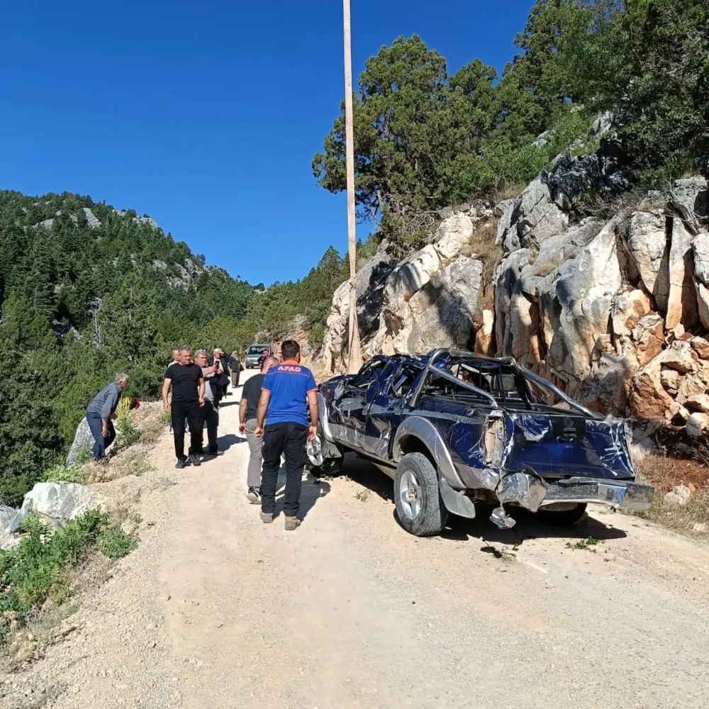 Uçuruma yuvarlanan kamyonetin sürücüsü öldü