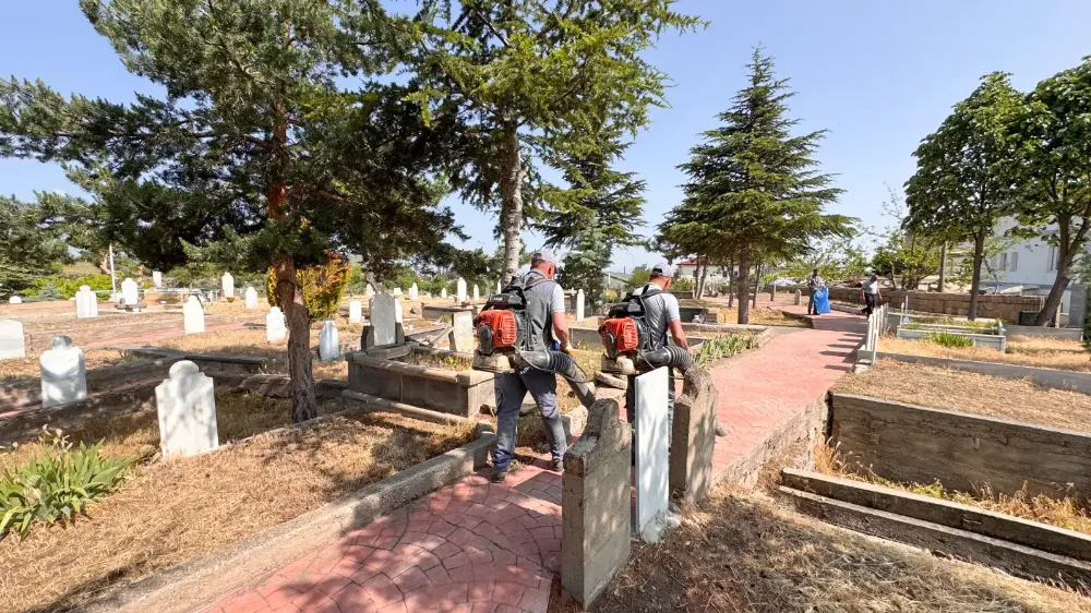 Camiler ve mezarlıklar bayrama hazır