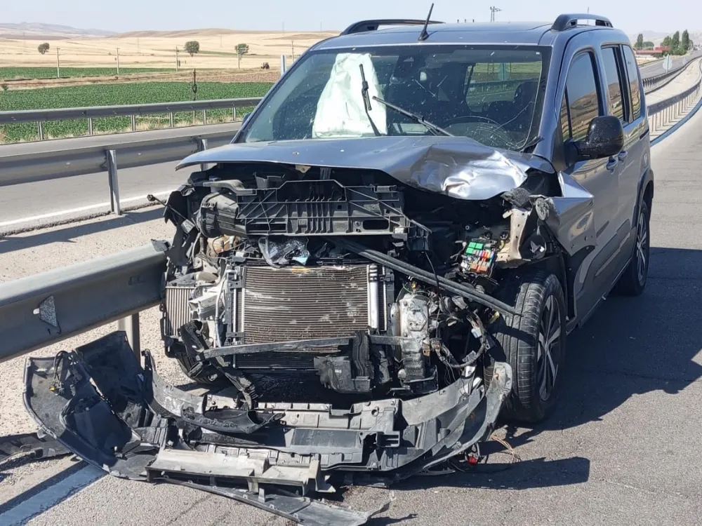 Sivas - Kayseri karayolunda kaza: 2 yaralı