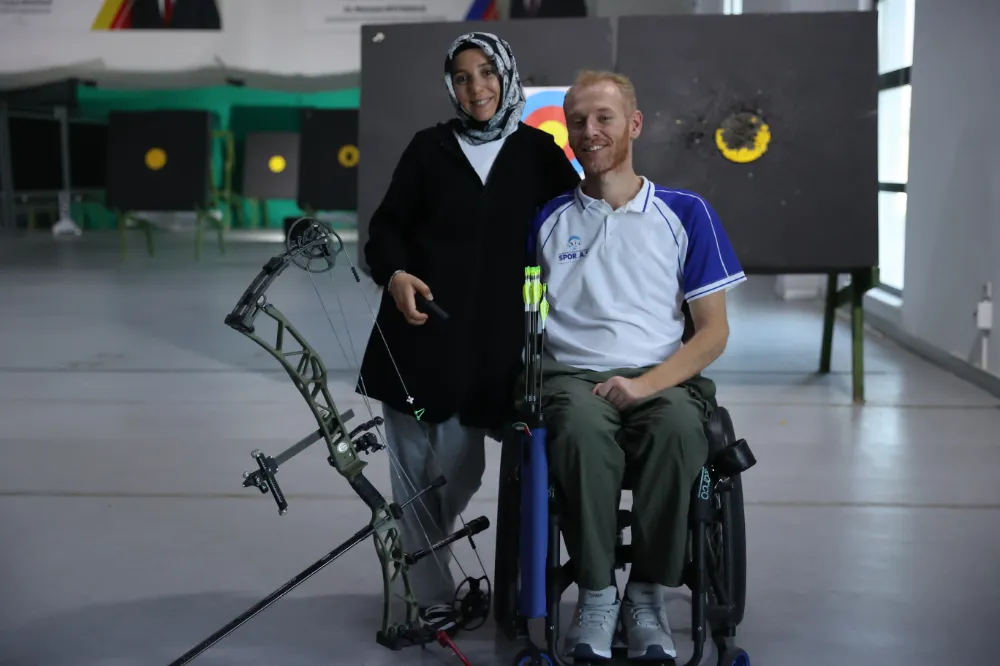 Felç kalan eşini tekerlekli sandalyeyle 