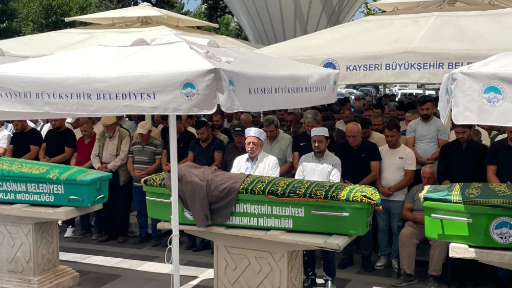 Camide namaz kılarken öldürülen kişi toprağa verildi