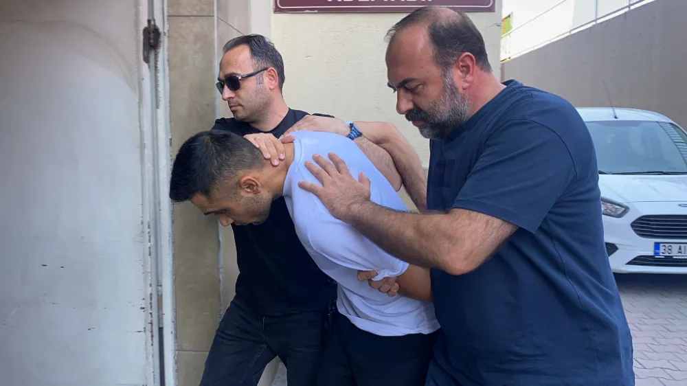 Husumetlisini camide bıçaklayarak öldüren zanlı adliyede