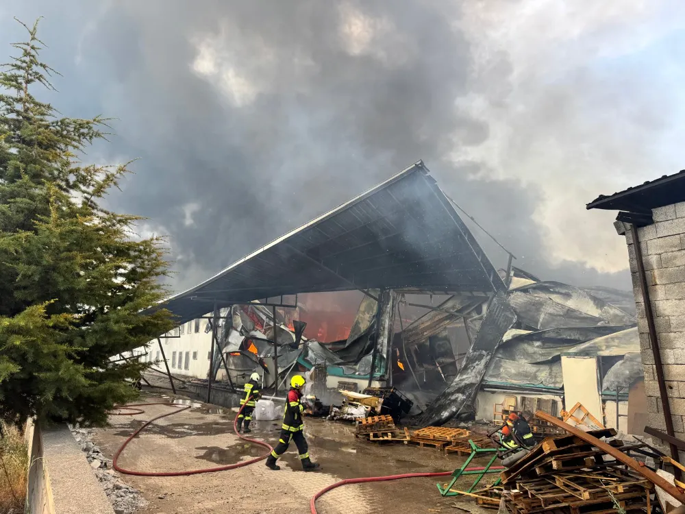 Mobilya fabrikasında korkutan yangın!