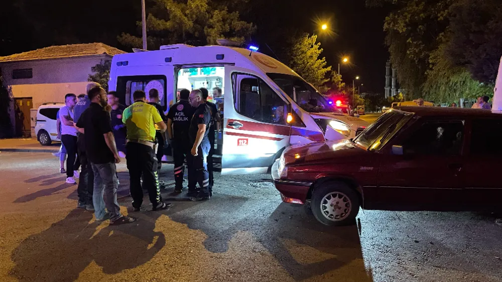 Ambulans ile otomobil çarpıştı: 2 yaralı