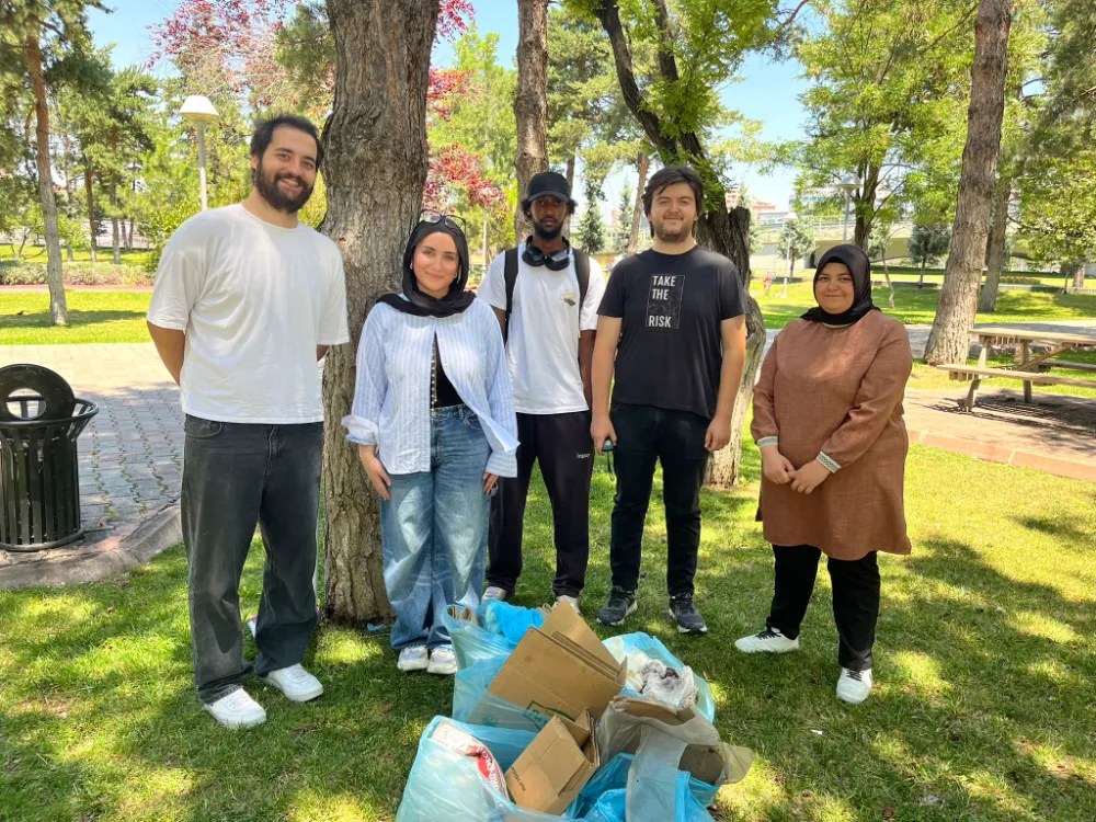 AGÜ’lü öğrenciler, farkındalık için parklarda çöp topluyor