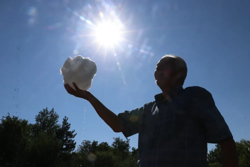 Karın suyu ile yaz sıcağında serinliyorlar