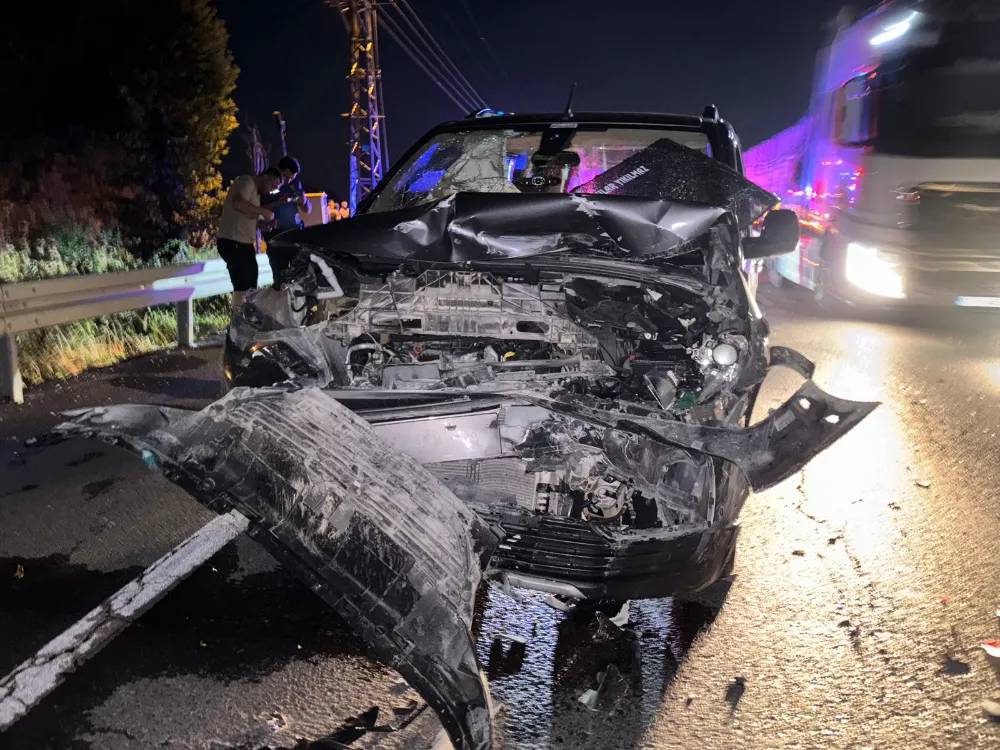 Hafif ticari araçla otomobilin çarpıştığı kazada 4 kişi yaralandı