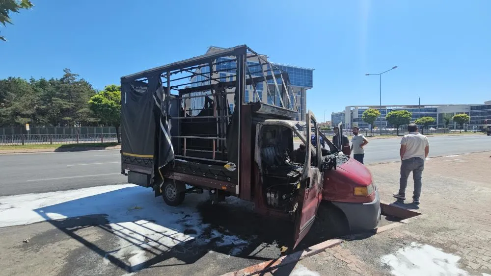 Park halindeki kamyonet yandı