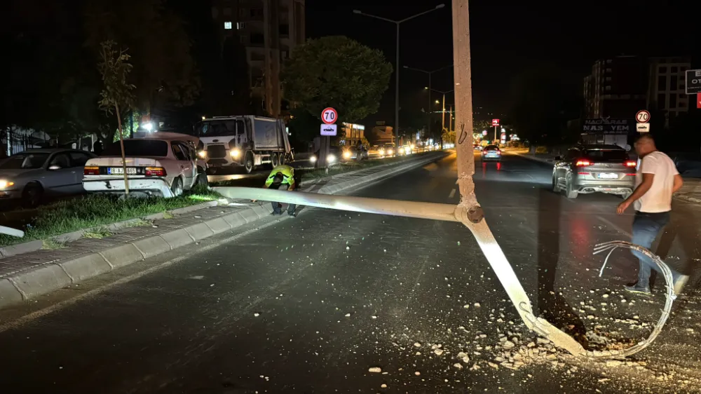 Aydınlatma direğine çarpan sürücü yaralandı