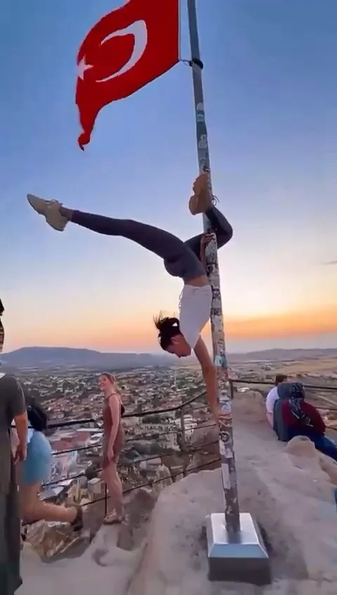 Bayrak direğine saygısızlık tepkilere neden oldu