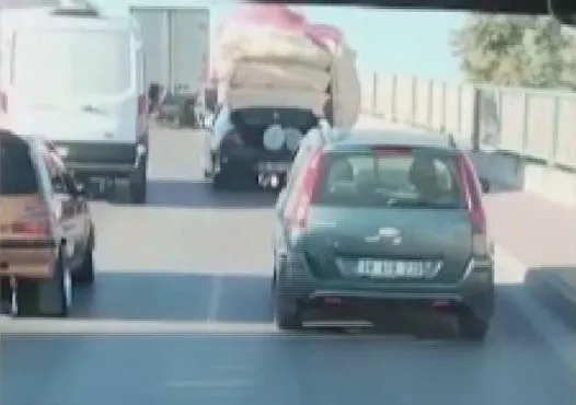  Araçlarına fazla yük atarak trafiği tehlikeye soktular