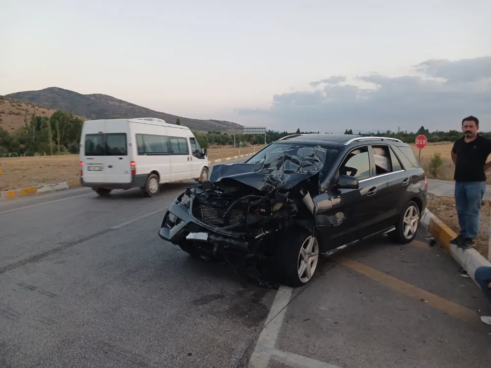 Tıra arkadan çarpan otomobildeki 5 kişi yaralandı