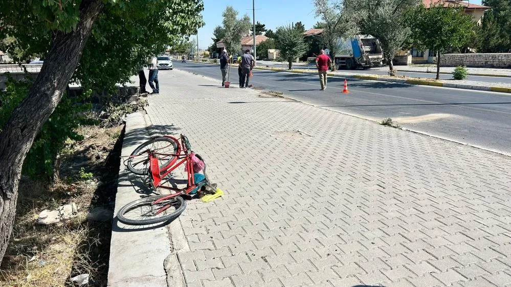 Otomobilin çarptığı bisiklet sürücüsü öldü