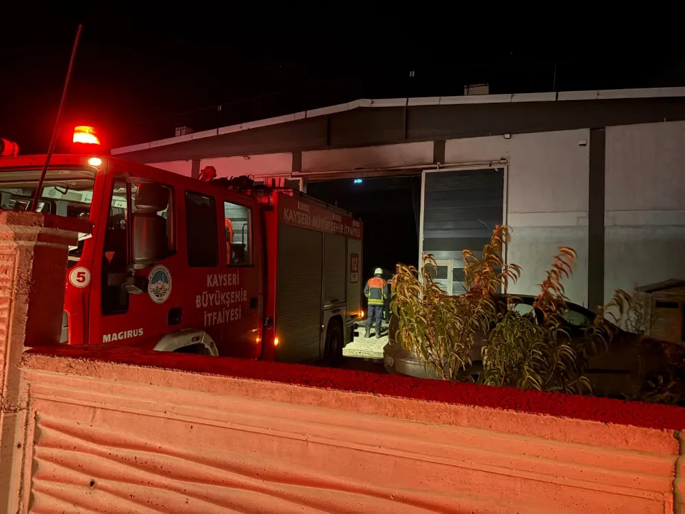  Plastik fabrikasında çıkan yangında 1 işçi zehirlendi