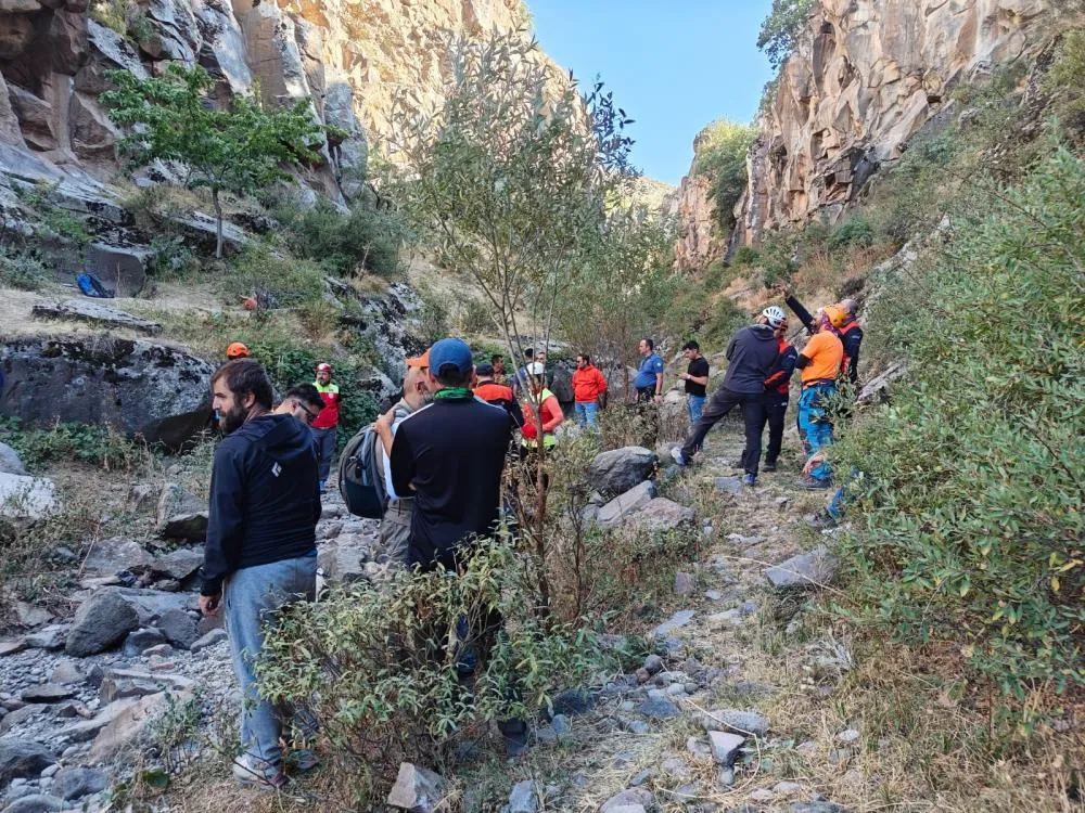  Kayalıklardan düşen dağcı hayatını kaybetti