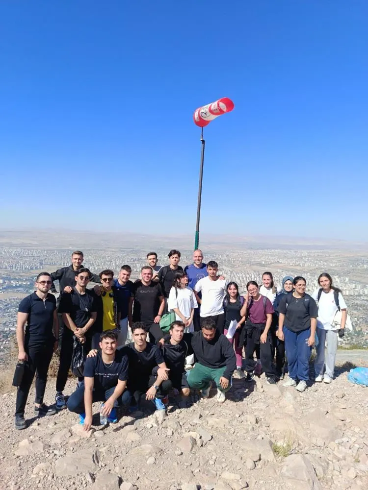 ERÜ öğrencileri hem zirve tırmanışı hem çevre temizliği yaptı