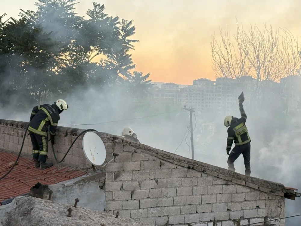Çardakta çıkan yangın eve sıçradı!