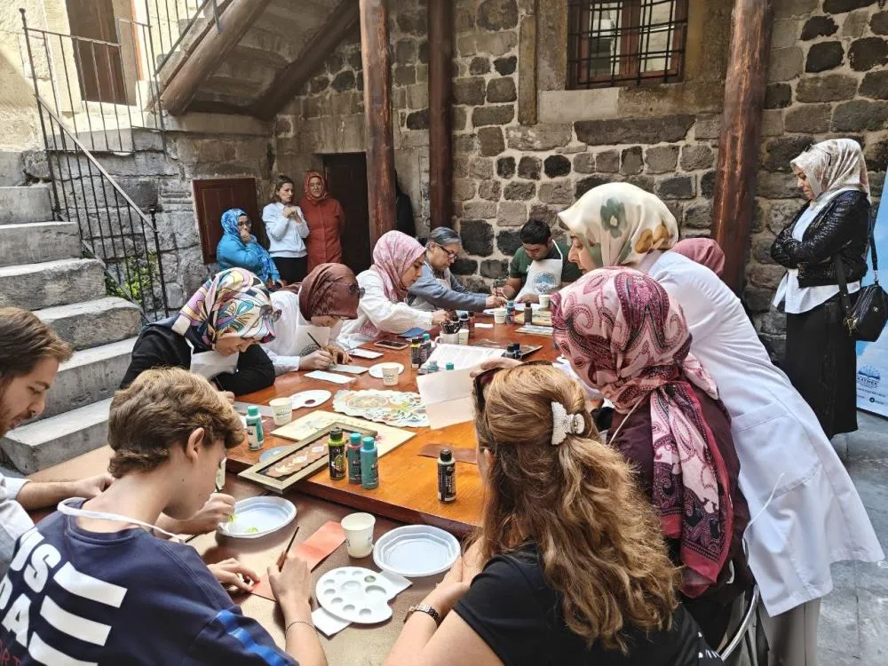 Kursiyerler geleneksel motifleri deri üzerine işledi